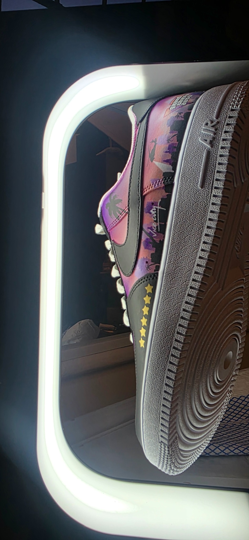 GTA trainer displayed under lighting